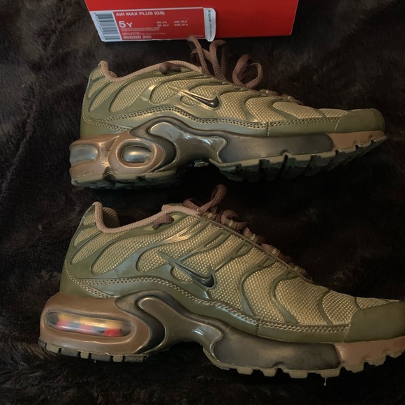 nike vapormax plus olive green